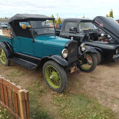 Autos Clásicos y autos antiguos en reunión de camaradería Autos Clásicos y autos antiguos en reunión de camaradería