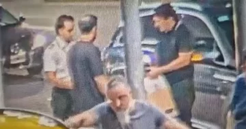 El intento fallido de Javier Faroni de salir del país: descartó un celular al ser interceptado por la policía en Aeroparque El intento fallido de Javier Faroni de salir del país: descartó un celular al ser interceptado por la policía en Aeroparque