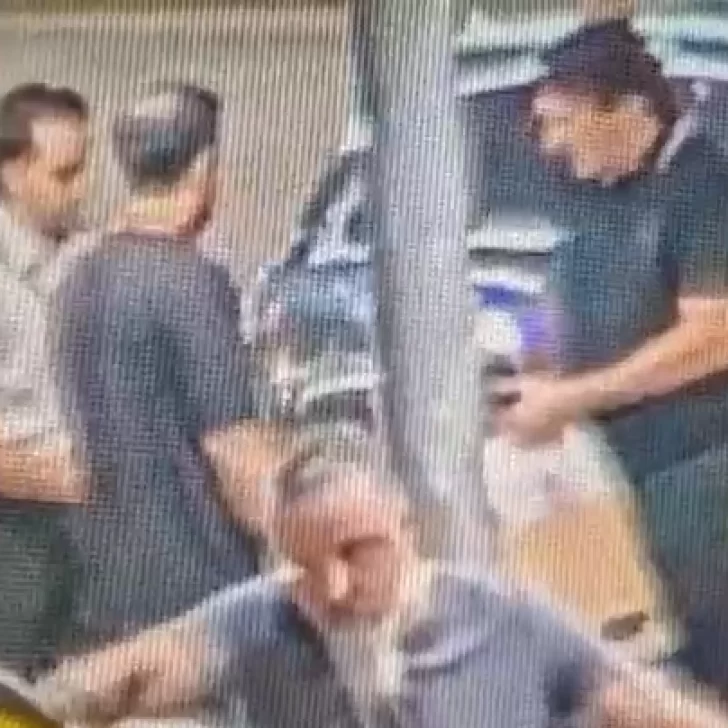 El intento fallido de Javier Faroni de salir del país: descartó un celular al ser interceptado por la policía en Aeroparque El intento fallido de Javier Faroni de salir del país: descartó un celular al ser interceptado por la policía en Aeroparque