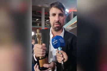 Flavio Azzaro ganó el Martín Fierro a “mejor voz periodística deportiva” y picanteó: “Que se cuide Boca” Flavio Azzaro ganó el Martín Fierro a “mejor voz periodística deportiva” y picanteó: “Que se cuide Boca”