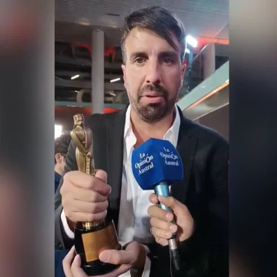 Flavio Azzaro ganó el Martín Fierro a “mejor voz periodística deportiva” y picanteó: “Que se cuide Boca” Flavio Azzaro ganó el Martín Fierro a “mejor voz periodística deportiva” y picanteó: “Que se cuide Boca”