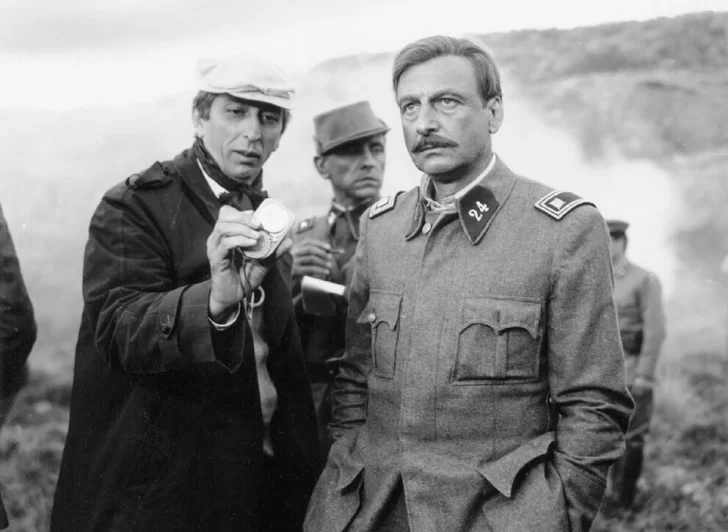  Víctor Hugo Caula (director de fotografía) y Héctor Alterio en el rodaje de La Patagonia rebelde, con Héctor Pellegrini en segundo plano (Crédito: “Fabricante de sueños”, de Héctor Olivera)