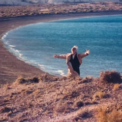 “La puta que vale la pena estar vivo”: cómo nació la frase que inmortalizó Héctor Alterio en Caballos salvajes