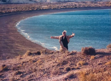 “La puta que vale la pena estar vivo”: cómo nació la frase que inmortalizó Héctor Alterio en Caballos salvajes “La puta que vale la pena estar vivo”: cómo nació la frase que inmortalizó Héctor Alterio en Caballos salvajes