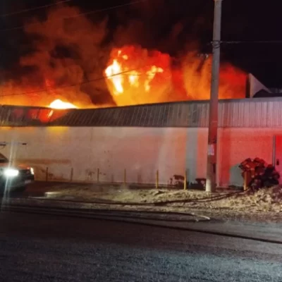 Incendio de gran magnitud en una pesquera de Puerto Madryn Incendio de gran magnitud en una pesquera de Puerto Madryn