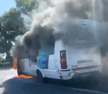 Un micro de la Policía se prendió fuego en plena autopista Un micro de la Policía se prendió fuego en plena autopista