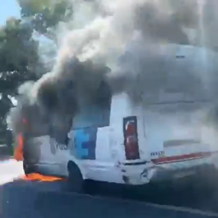 Un micro de la Policía se prendió fuego en plena autopista Un micro de la Policía se prendió fuego en plena autopista