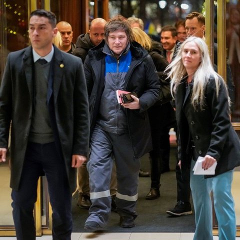 javier-milei-llego-a-oslo-con-el-mameluco-ypf