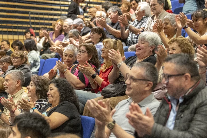  El Centro Cultural de Comodoro Rivadavia se colmó de jubilados municipales.