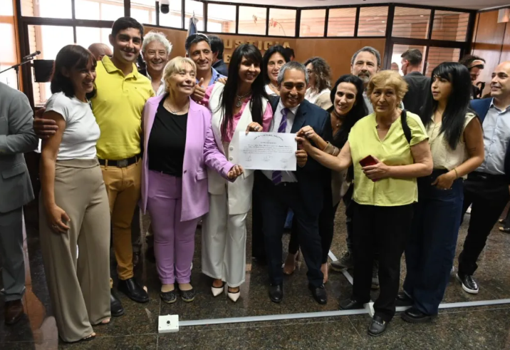  Con dirigentes y seguidores, Villaverde expone el diploma de senadora entregado por la Justicia Electoral Federal. Foto: Marcelo Ochoa.