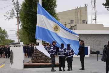 El Gobierno de Santa Cruz acompañó la inauguración del mástil principal y la puesta en valor la galería histórica de la Jefatura de Policía El Gobierno de Santa Cruz acompañó la inauguración del mástil principal y la puesta en valor la galería histórica de la Jefatura de Policía