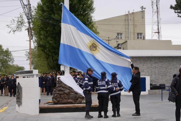 El Gobierno de Santa Cruz acompañó la inauguración del mástil principal y la puesta en valor la galería histórica de la Jefatura de Policía