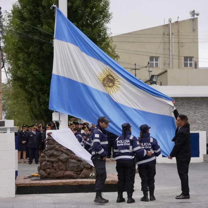 El Gobierno de Santa Cruz acompañó la inauguración del mástil principal y la puesta en valor la galería histórica de la Jefatura de Policía El Gobierno de Santa Cruz acompañó la inauguración del mástil principal y la puesta en valor la galería histórica de la Jefatura de Policía