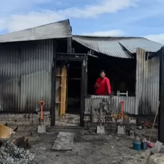 Realizan una colecta solidaria para ayudar al bombero al que le incendiaron la casa en El Calafate: “Por gente maldita nos toca volver a empezar”