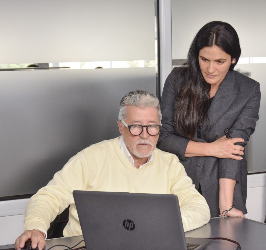  La ministra de Gobierno, María Belén Elmiger, junto a Walter Álvarez, de la consultora contratada por el Colegio de Escribanos de Santa Cruz para implementar la firma digital.