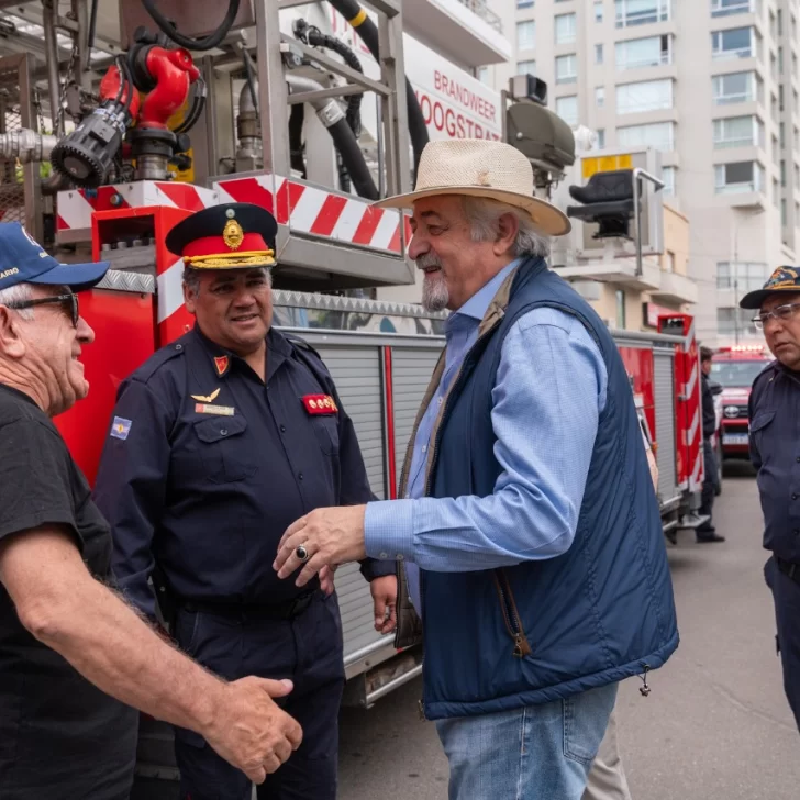 Bomberos Voluntarios de Comodoro Rivadavia presentaron a Othar Macharashvili la escalera hidroelevadora de 35 metros Bomberos Voluntarios de Comodoro Rivadavia presentaron a Othar Macharashvili la escalera hidroelevadora de 35 metros
