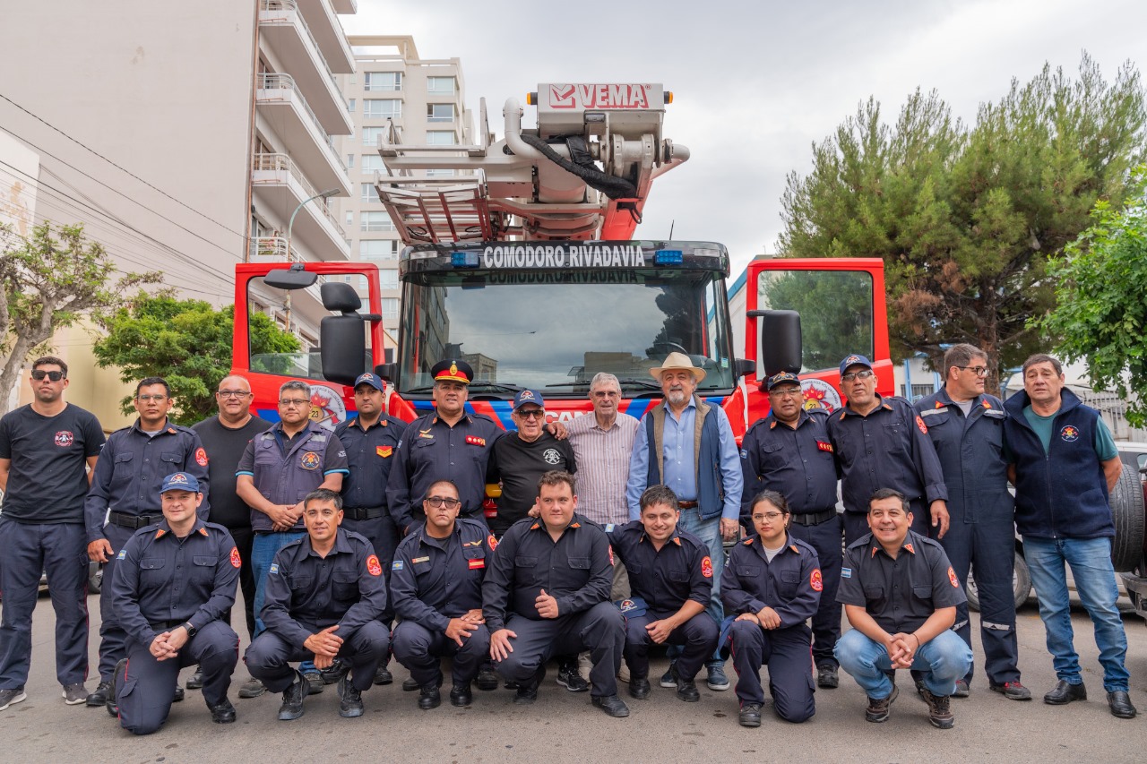  El intendente Othar Macharashvili junto al equipo de Bomberos Voluntarios de Comodoro Rivadavia.