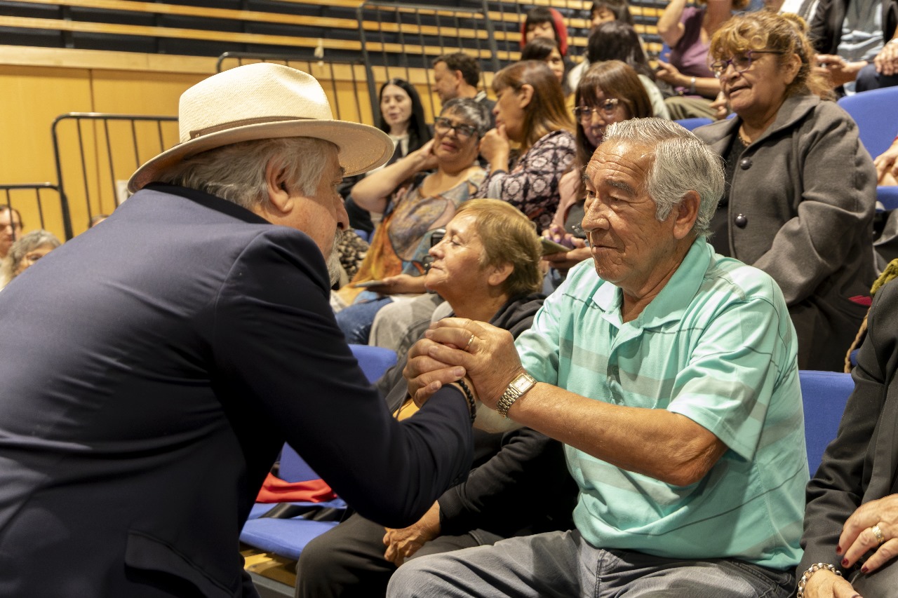  Othar Macharashivili saludó a cada uno de los jubilados que se hicieron presentes.
