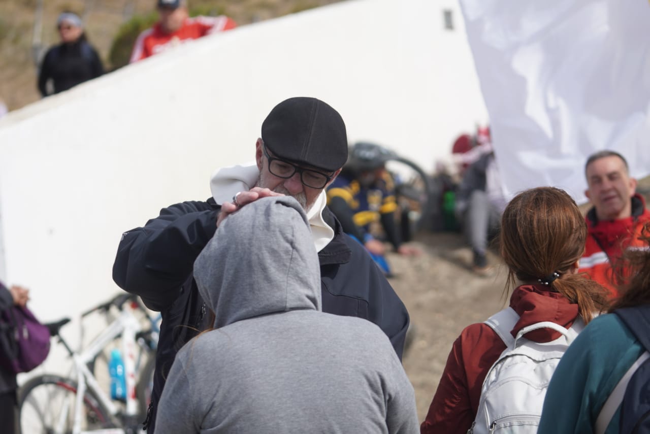  La bendición del obispo Ignacio Medina a los creyentes en el cerro de la Virgen de Güer Aike. FOTO: LEANDRO FRANCO / LA OPINIÓN AUSTRAL.