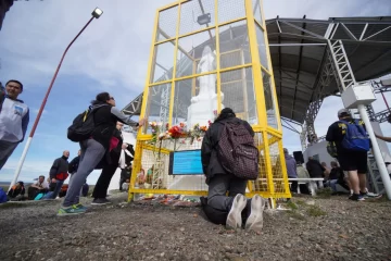 Desde la madrugada, miles de personas peregrinan hacia la Virgen de Güer Aike en Río Gallegos Desde la madrugada, miles de personas peregrinan hacia la Virgen de Güer Aike en Río Gallegos