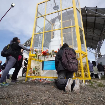 Desde la madrugada, miles de personas peregrinan hacia la Virgen de Güer Aike en Río Gallegos