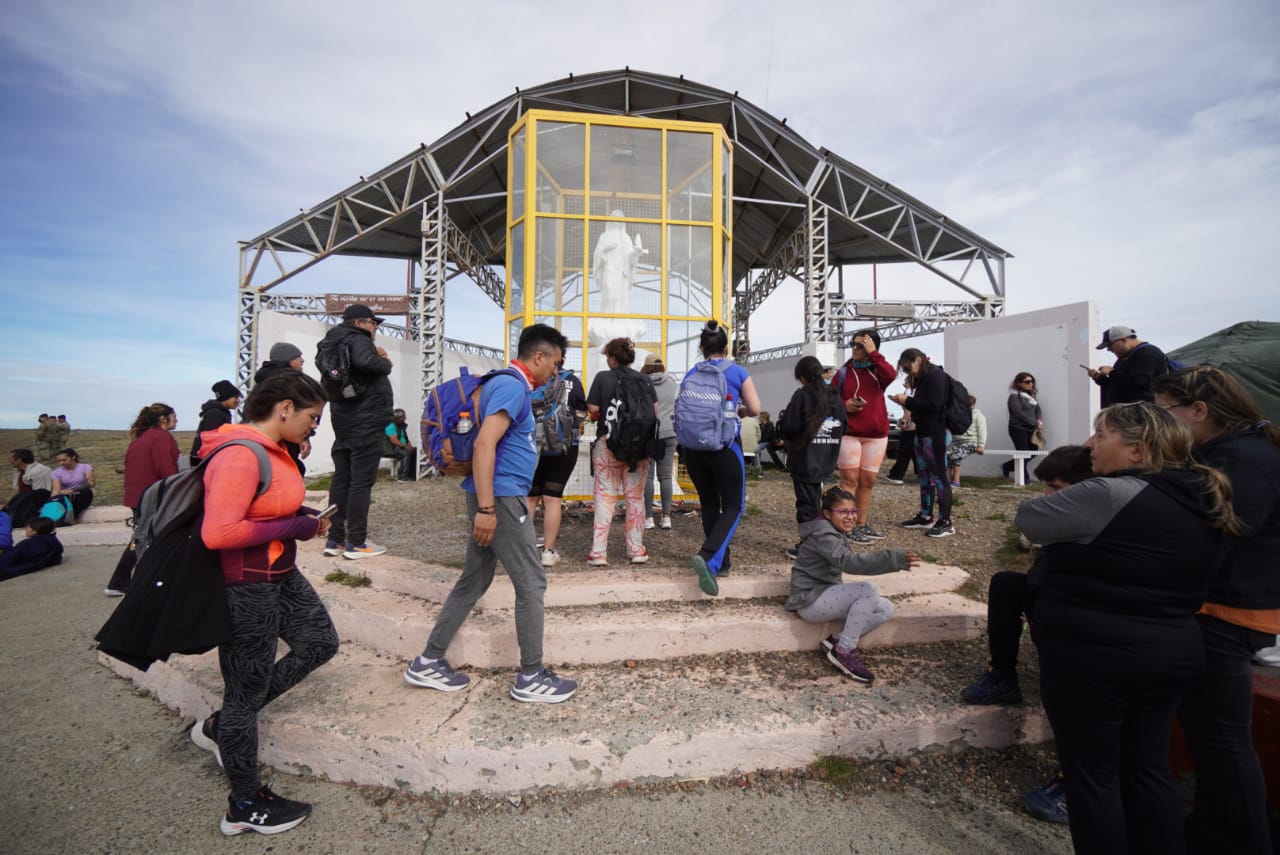  Miles de peregrinos llegaron hasta el paraje Güer Aike a 30 kilómetros de Río Gallegos, algunos partieron a las 2 AM. FOTO: LEANDRO FRANCO / LA OPINIÓN AUSTRAL.