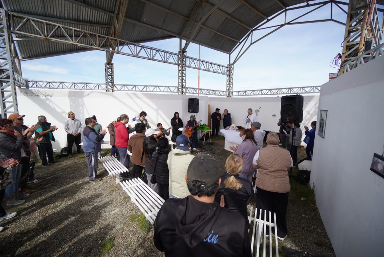  Misa en la cima del cerro de la Virgen de Guer Aike el 8 de diciembre. FOTO: LEANDRO FRANCO / LA OPINIÓN AUSTRAL.