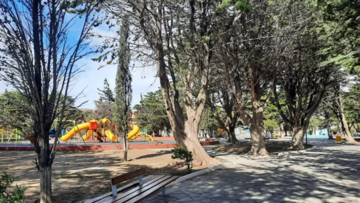 Amenazó a un hombre y la Policía lo detuvo cuando caminaba por una plaza con un cuchillo a la vista