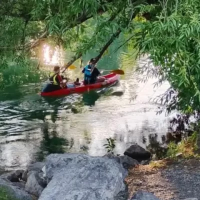 Tragedia en un río de la Patagonia: se metió para salvar a su hijo de 6 años y se lo llevó la corriente