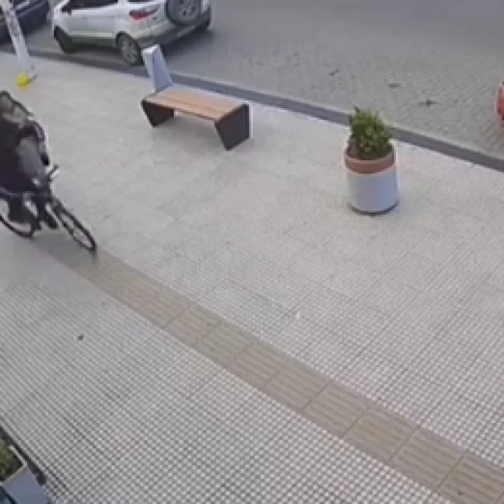 Le robaron el celular mientras caminaba en pleno centro de Río Gallegos Le robaron el celular mientras caminaba en pleno centro de Río Gallegos