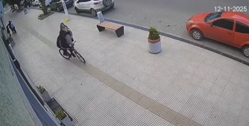 Le robaron el celular mientras caminaba en pleno centro de Río Gallegos