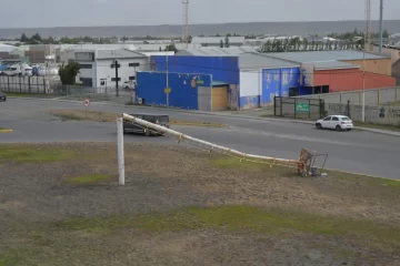 Fuerte temporal en Río Gallegos: se cayó un poste de luz en la Autovía 17 de Octubre Fuerte temporal en Río Gallegos: se cayó un poste de luz en la Autovía 17 de Octubre
