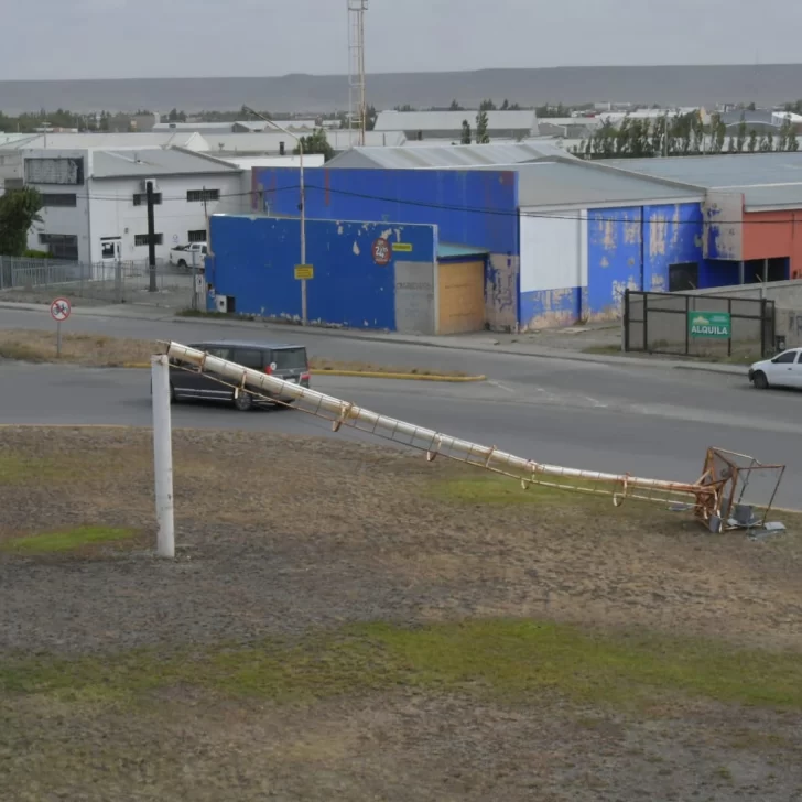 Fuerte temporal en Río Gallegos: se cayó un poste de luz en la Autovía 17 de Octubre Fuerte temporal en Río Gallegos: se cayó un poste de luz en la Autovía 17 de Octubre