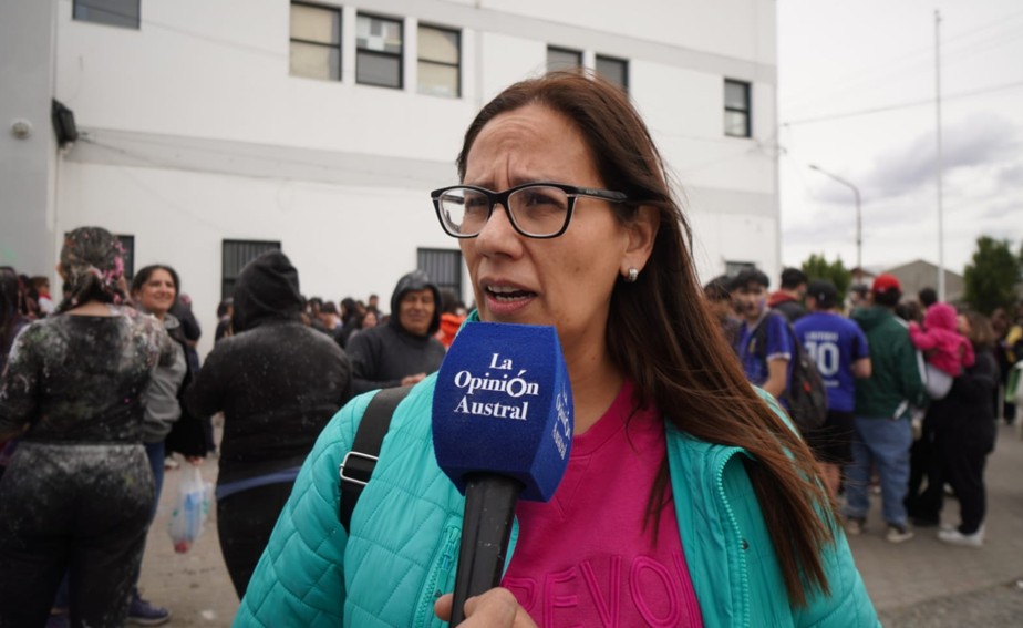  Lorena Ñanco, madre de una alumna del Secundario 17. FOTO: LEANDRO FRANCO/LA OPINIÓN AUSTRAL