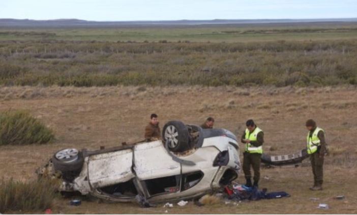  Violento vuelco en la Ruta CH-257: la pareja venía de Punta Arenas donde estaba la mamá del joven argentino.