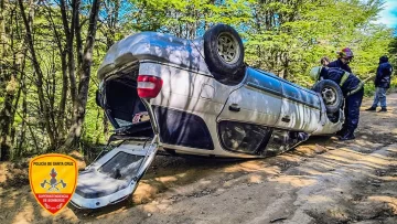 Accidente en Río Turbio: un auto volcó en el acceso al Bosque de los Duendes Accidente en Río Turbio: un auto volcó en el acceso al Bosque de los Duendes