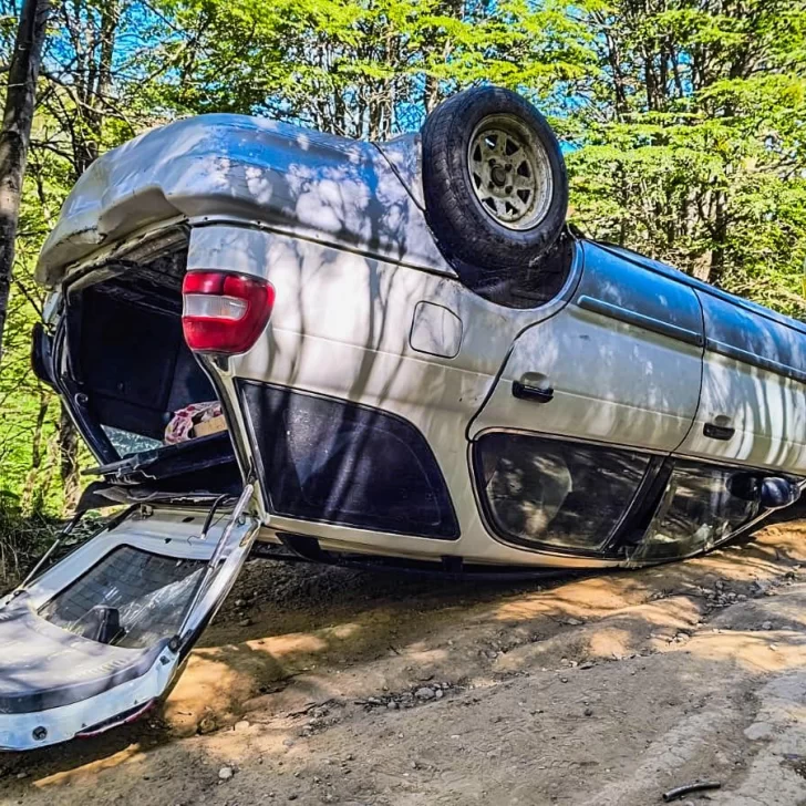 Accidente en Río Turbio: un auto volcó en el acceso al Bosque de los Duendes Accidente en Río Turbio: un auto volcó en el acceso al Bosque de los Duendes