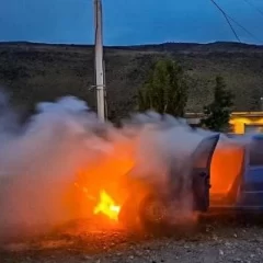 Perdió el control del auto, chocó contra un poste y su rodado se prendió fuego