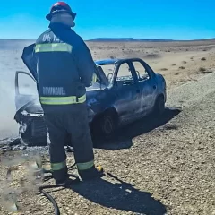 Un vehículo quedó destruido por el fuego a unos poco kilómetros de Piedra Buena