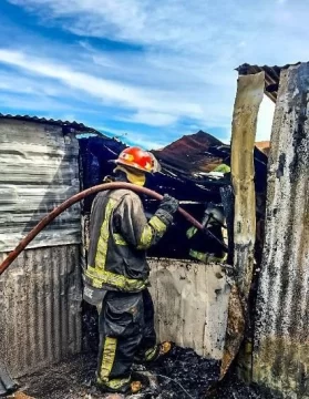 Quemaban basura y el fuego se extendió hasta un corral de chanchos en Río Turbio Quemaban basura y el fuego se extendió hasta un corral de chanchos en Río Turbio