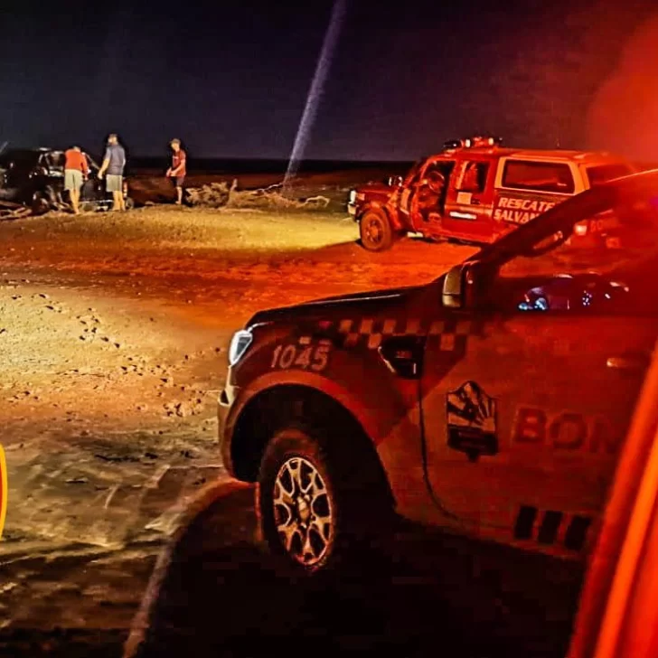 Cerca de Puerto Deseado: rescataron a una familia que había quedado atrapada en terreno lodoso Cerca de Puerto Deseado: rescataron a una familia que había quedado atrapada en terreno lodoso