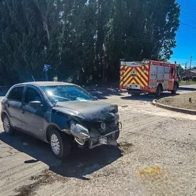Importantes daños materiales tras dos colisiones entre autos y camionetas en Santa Cruz