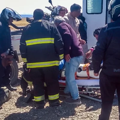 Motociclista mexicano fue auxiliado tras un grave accidente cerca de Gobernador Gregores