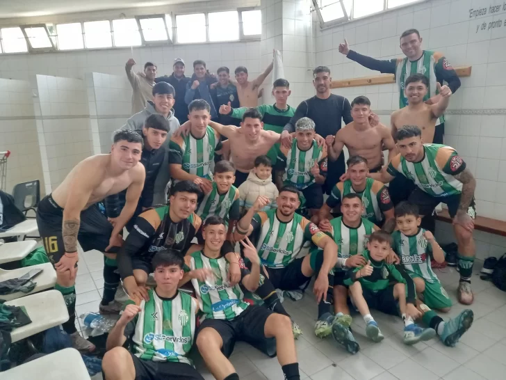 El festejo de plantel albiverde tras meterse en El festejo de plantel albiverde tras meterse en