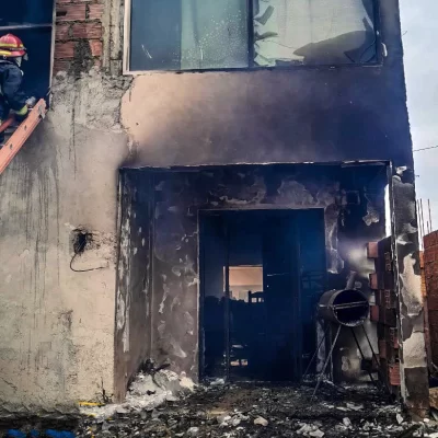 Una heladera explotó, provocó un incendio y tres menores de edad escaparon de las llamas