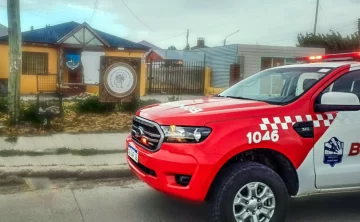 El ventanal de un comercio estaba por caer y debió ser asegurado por bomberos El ventanal de un comercio estaba por caer y debió ser asegurado por bomberos