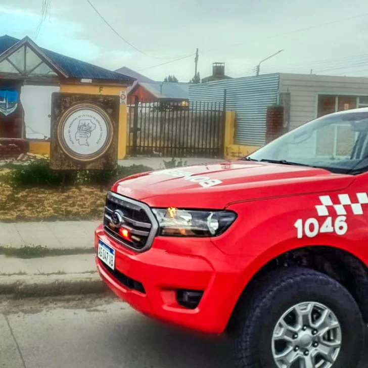 El ventanal de un comercio estaba por caer y debió ser asegurado por bomberos El ventanal de un comercio estaba por caer y debió ser asegurado por bomberos