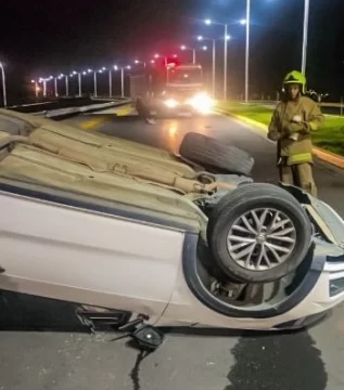 Una conductora resultó herida y fue trasladada al Hospital SAMIC tras un violento vuelco Una conductora resultó herida y fue trasladada al Hospital SAMIC tras un violento vuelco