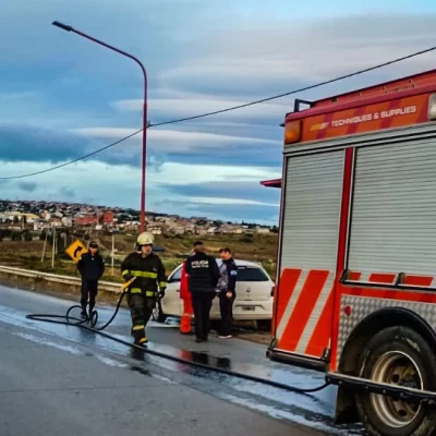 Un Volkswagen Gol Trend sufrió un principio de incendio cerca de los talleres de YCRT