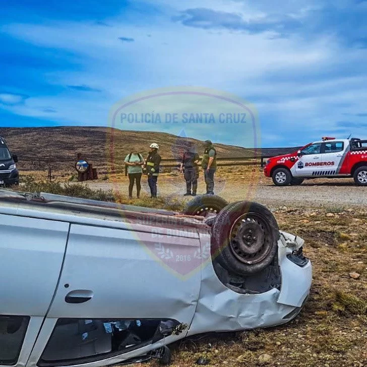 Tres hospitalizados tras un vuelco cerca de Puerto Santa Cruz Tres hospitalizados tras un vuelco cerca de Puerto Santa Cruz